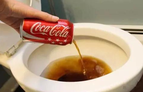 2,可乐除锈马桶久了内壁会发黄,很难刷掉,可以倒一些可乐在马桶里面