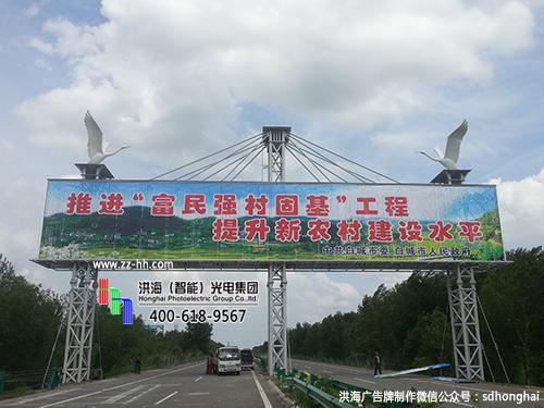 什么是龙门架广告牌跨街路广告牌特点与应用