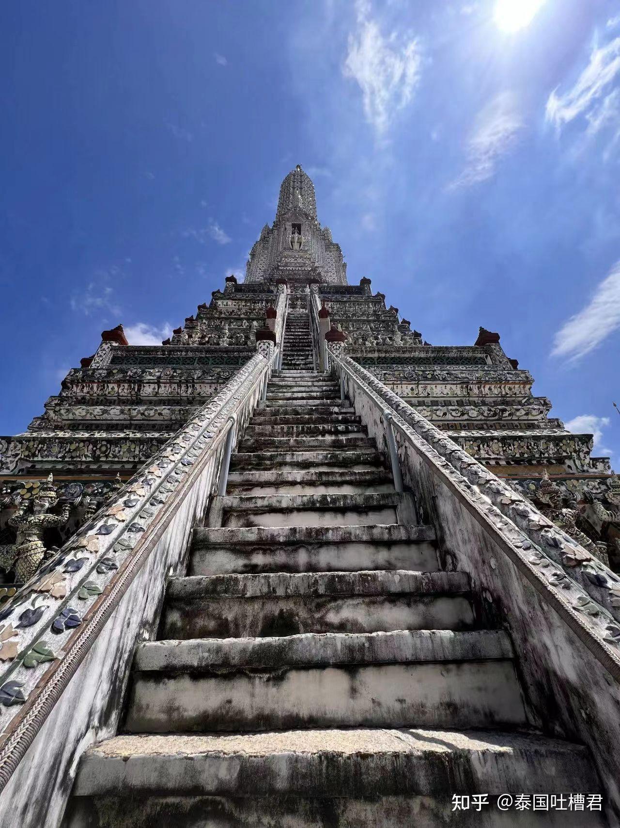 曼谷的郑王庙有"泰国埃菲尔铁塔"之称,坐落在湄南河西岸.