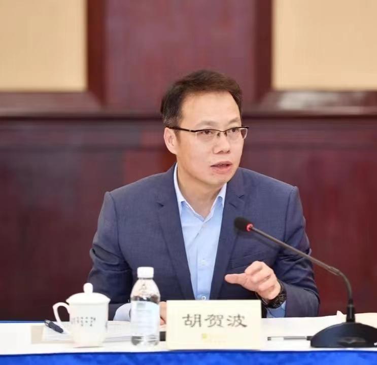 胡贺波代表湘潭市委,市政府对各位企业家朋友,商协会