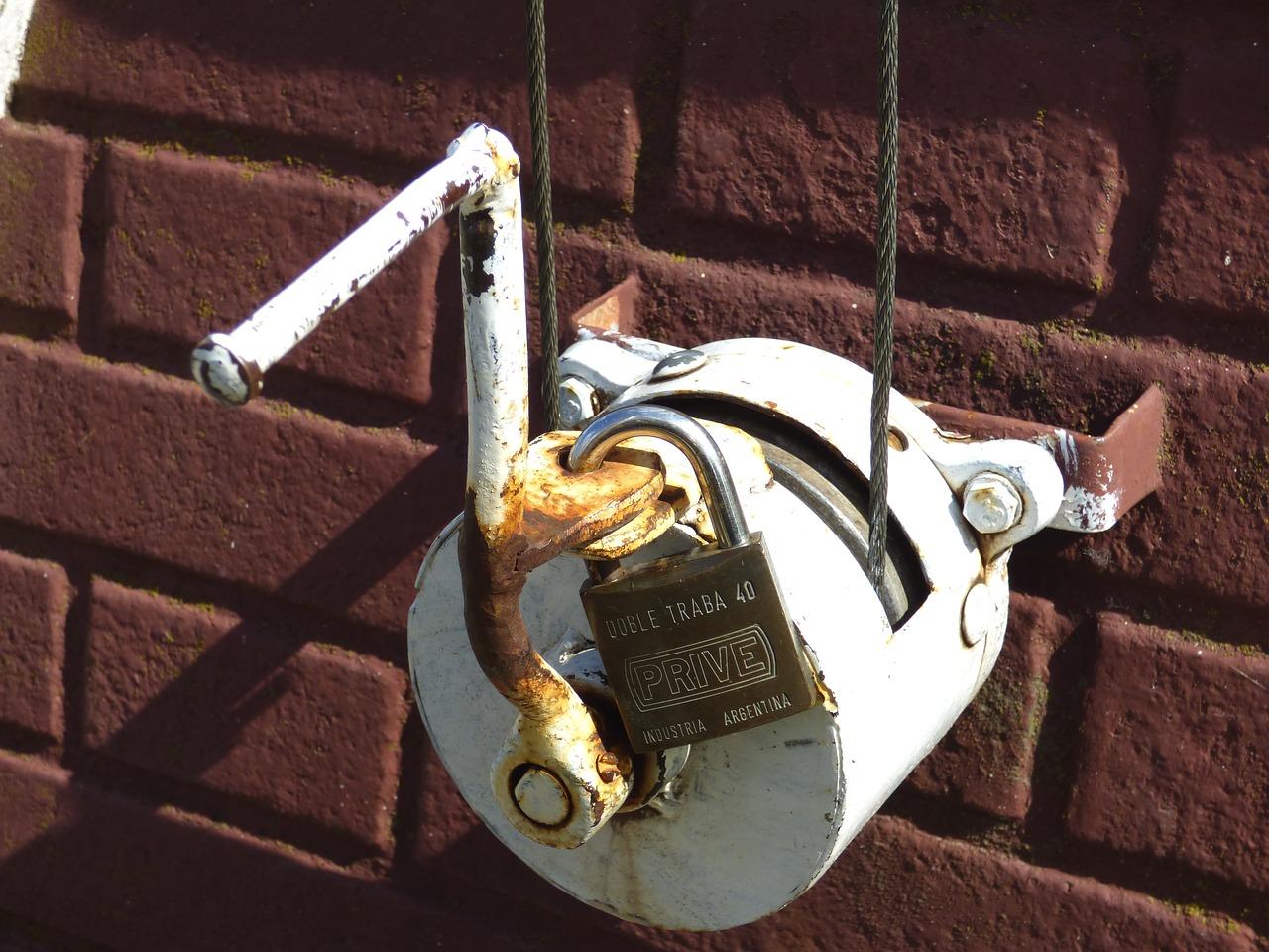 过道灯弹簧卡子怎么按