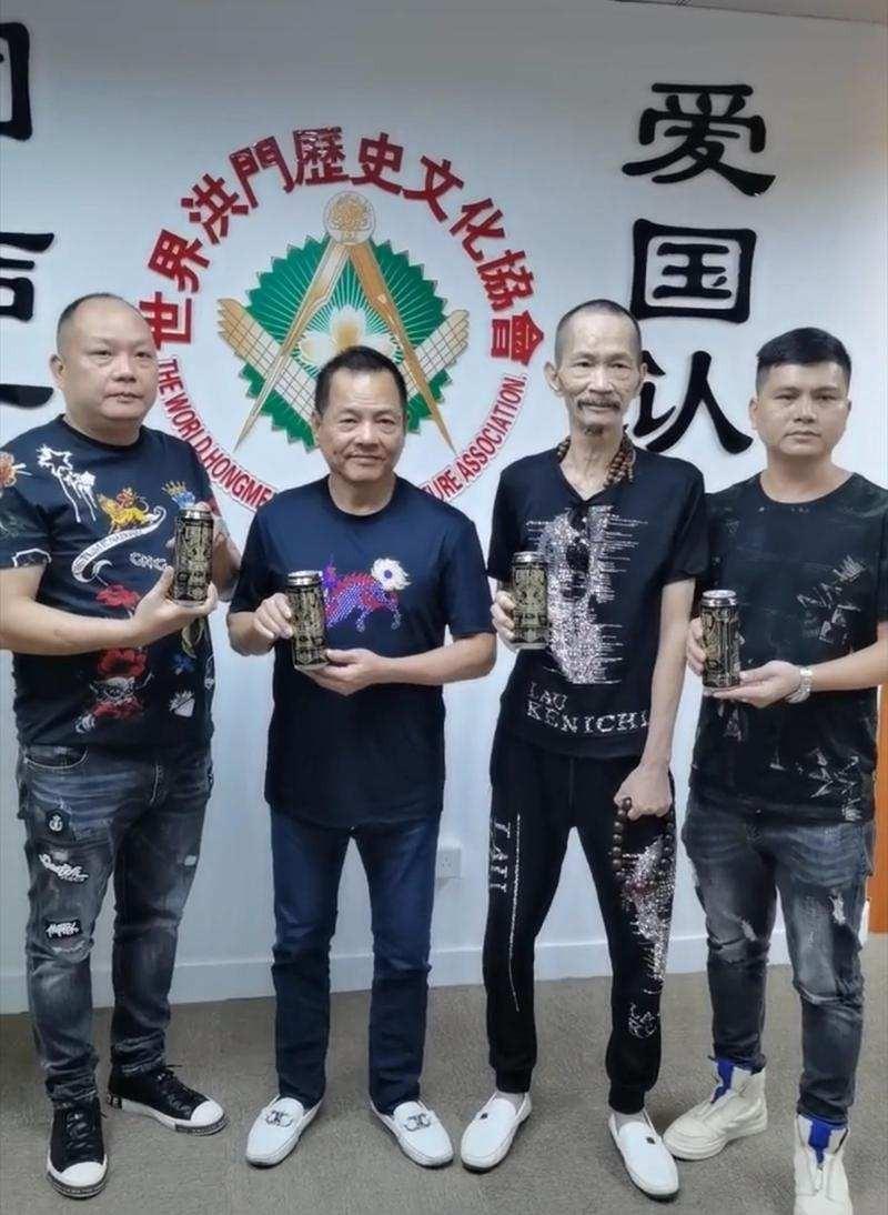 1955年春,尹国驹出生在澳门新桥区青草街的一间破旧的屋子里.