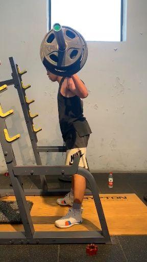 我这深蹲有什么问题?