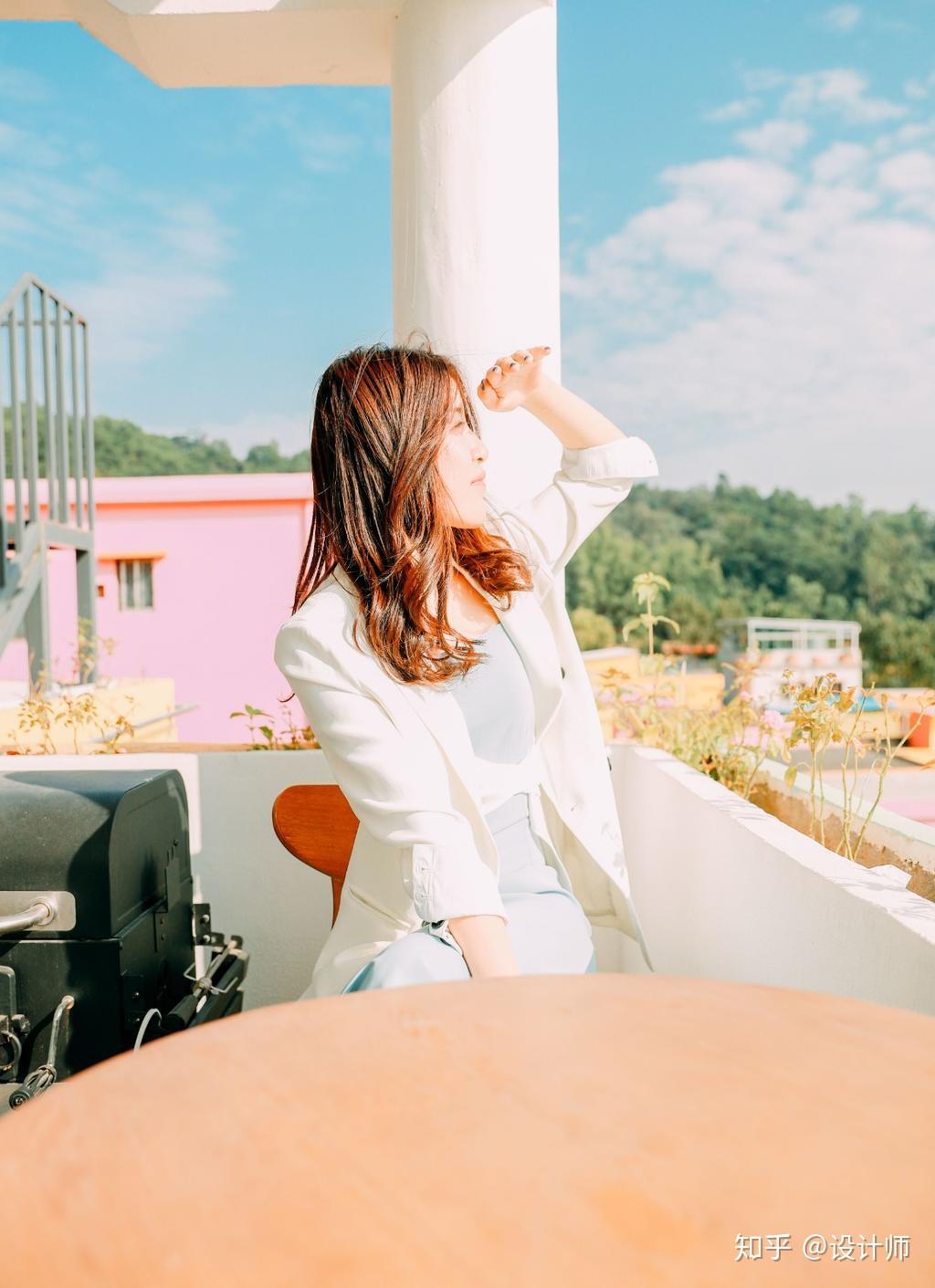 姿势2:抬手遮阳