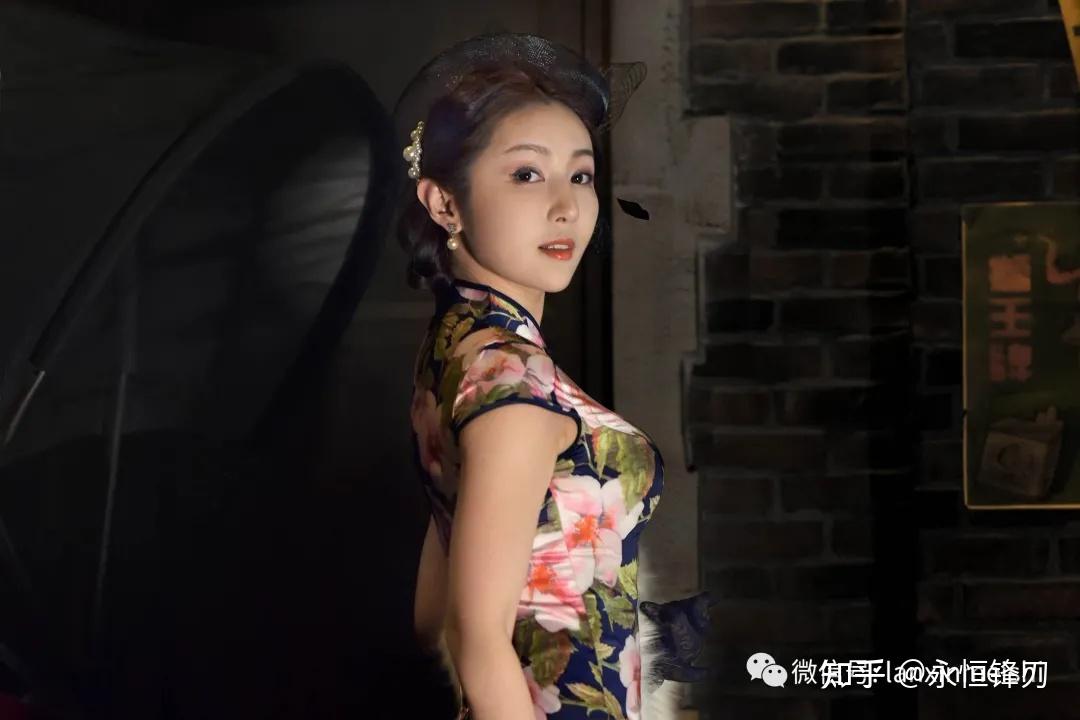 上淇身着旗袍展示东方女性独特的韵味