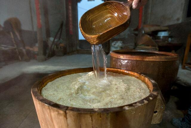 一斤粮食能酿出多少酒有人说3两有人说半斤10元一斤能喝吗