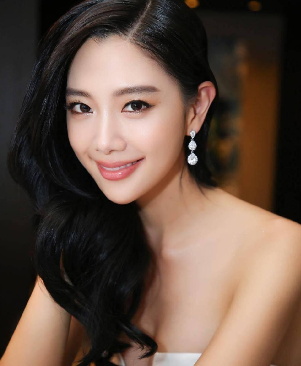 李成敏 亚洲美女李成敏的两组写真，穿不同的服装，哪套好看？ - 知乎