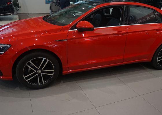 2021款大众凌渡到店炙热红涂装很洋气配定速巡航无钥匙启动