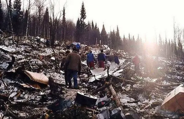 1994年3月23日,搜索人员在天寒地冻的俄罗斯西伯利亚,搜寻着俄航593