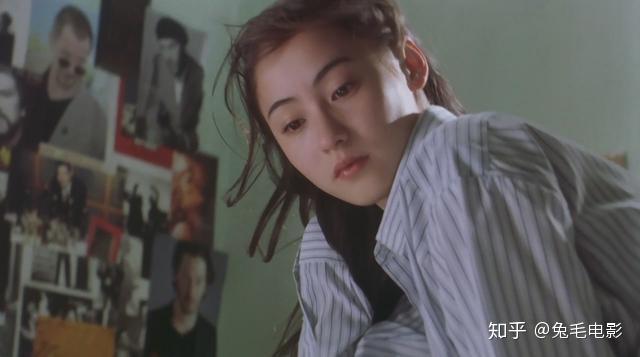 柳飘飘(张柏芝 饰)一出场就是夜总会中最风尘的,甚至因为找不到初恋的