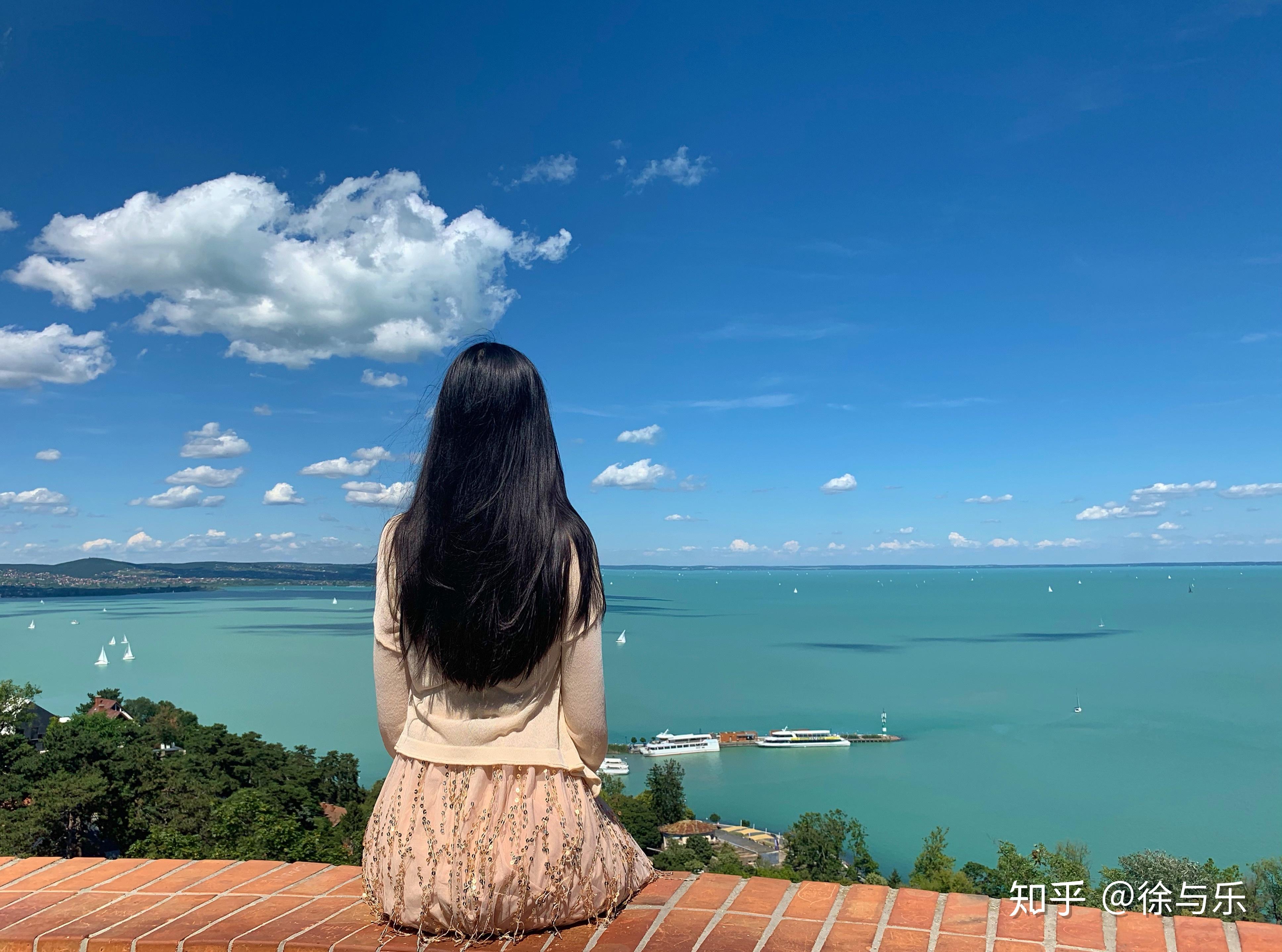 美女背影站桥上图片图片