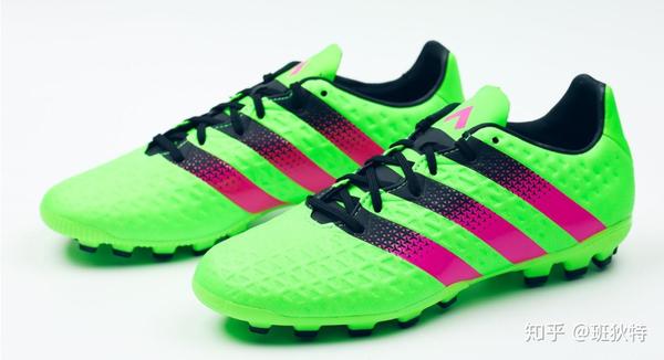 塑料草皮批发厂家_足球应该怎么买_塑料草皮应该买什么样的足球鞋呢