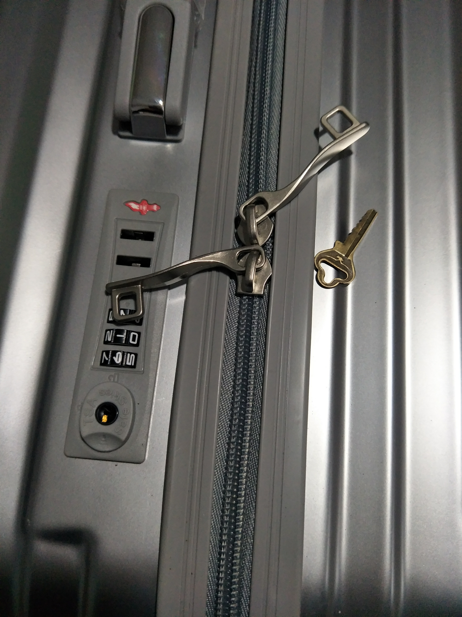 行李箱的密码忘记了,有什么办法可以解开呢?1