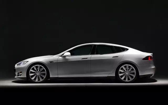 特斯拉最近的印象,还停留在国产model 3下线车主喜提新车,马克斯兴奋