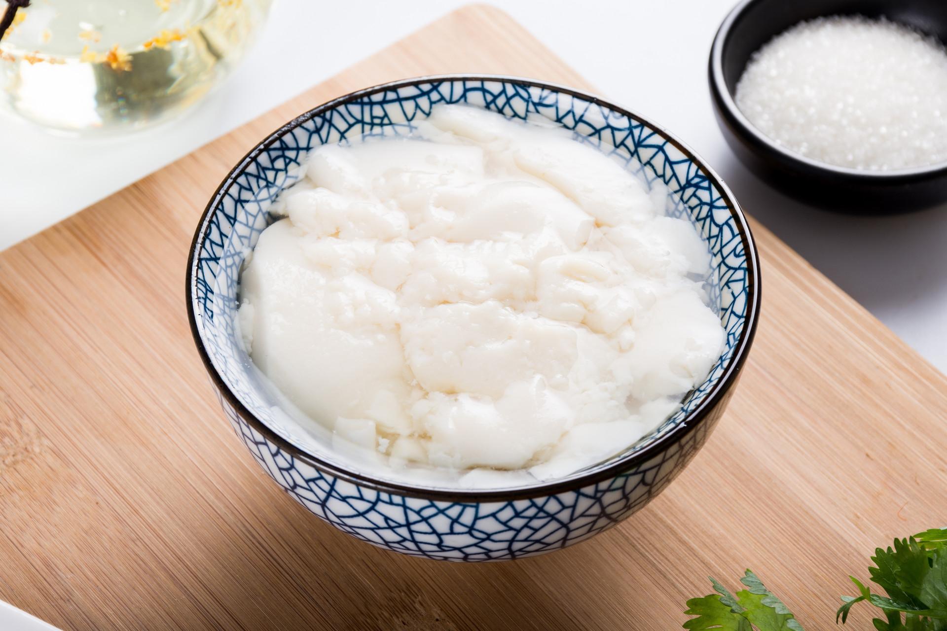 如此,一碗甜豆花就做好啦~甜豆花在南方又叫豆腐花,一经出世口味统一