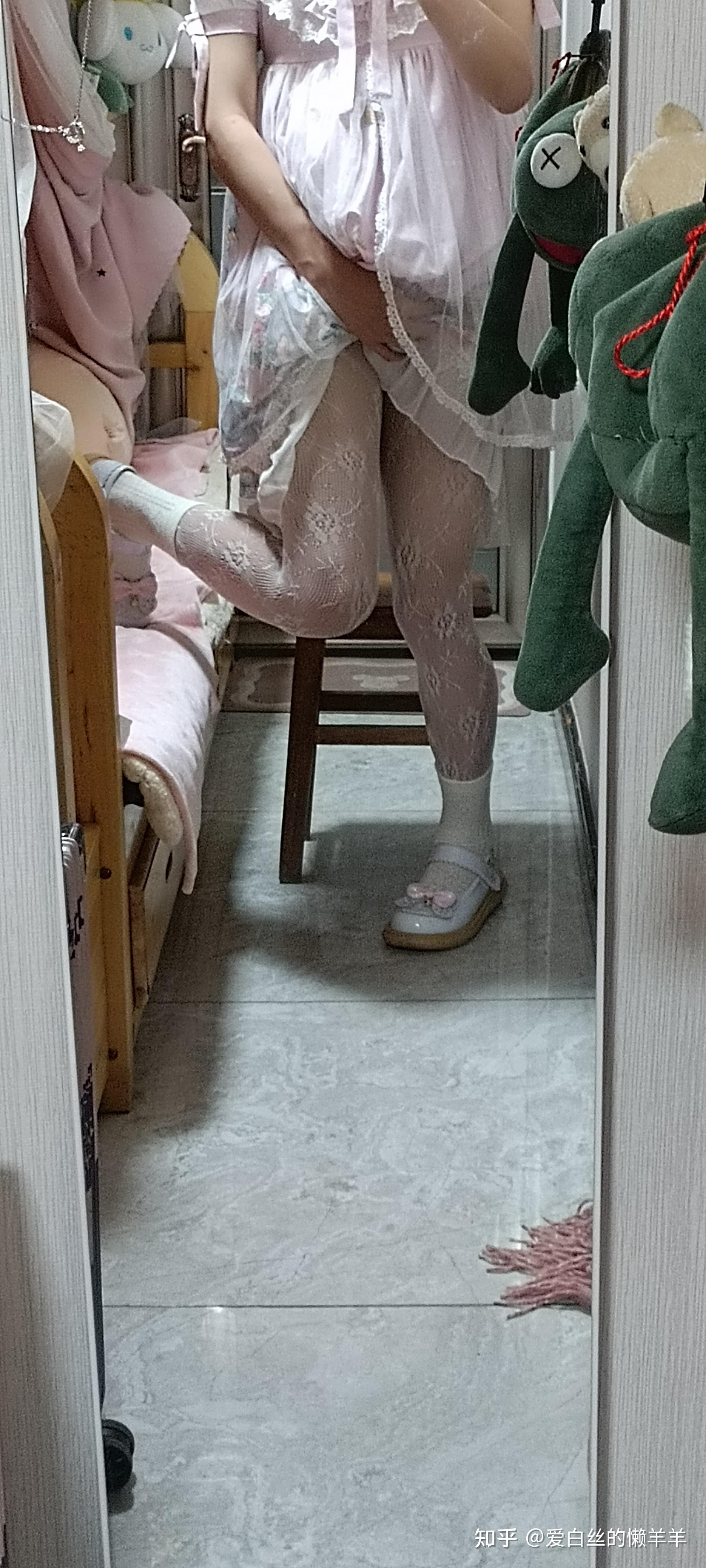 男扮女装的女装藏到家里的哪里才不会被发现,自己屋里(未成年)?急!