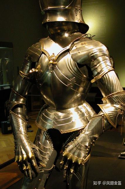 有别于勃艮第铠甲的无指手套状的护手甲,德国的护手甲更精细分开五指