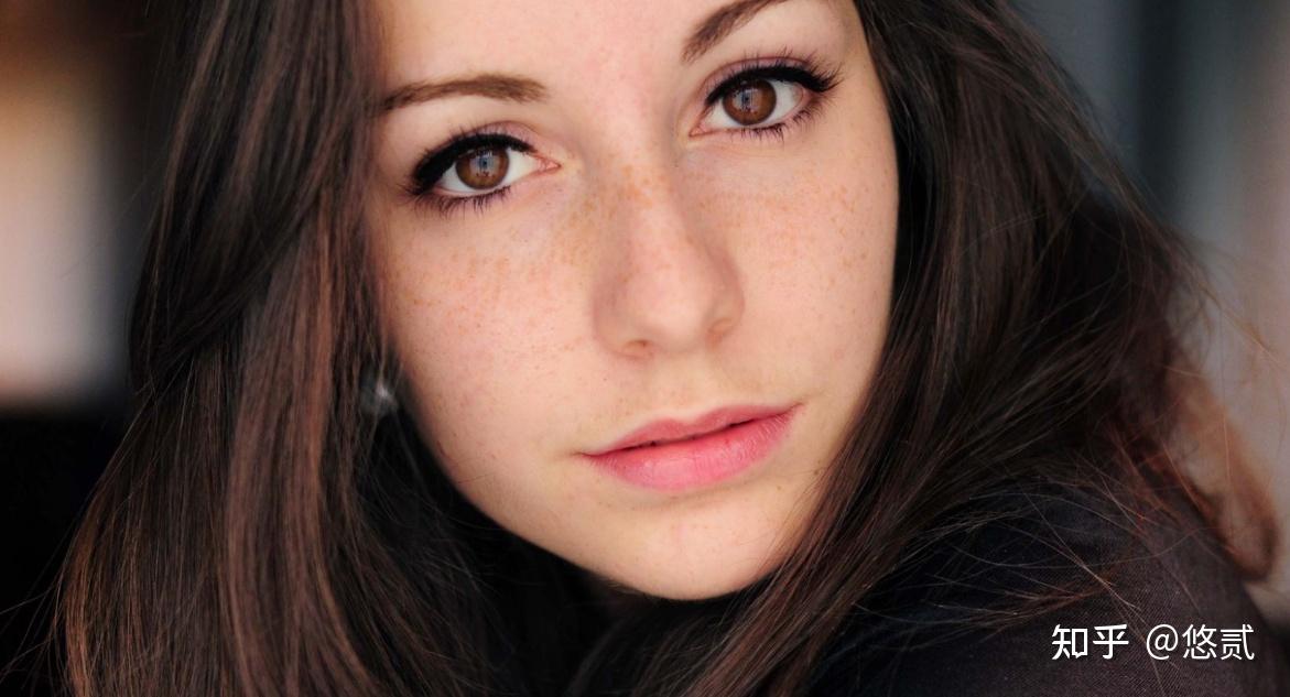 为什么诸葛亮同意娶黄月英 (深色皮肤,黄头发,有雀斑) 为妻?