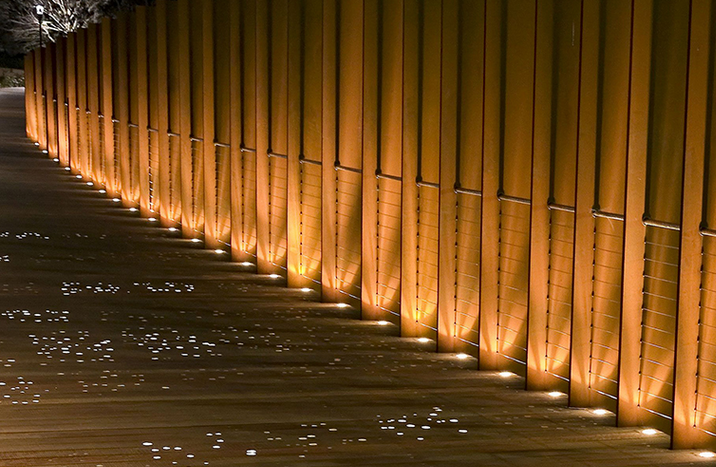 例如一些公园广场,星星点点的地埋灯不光为行人提供了一定的引导作用