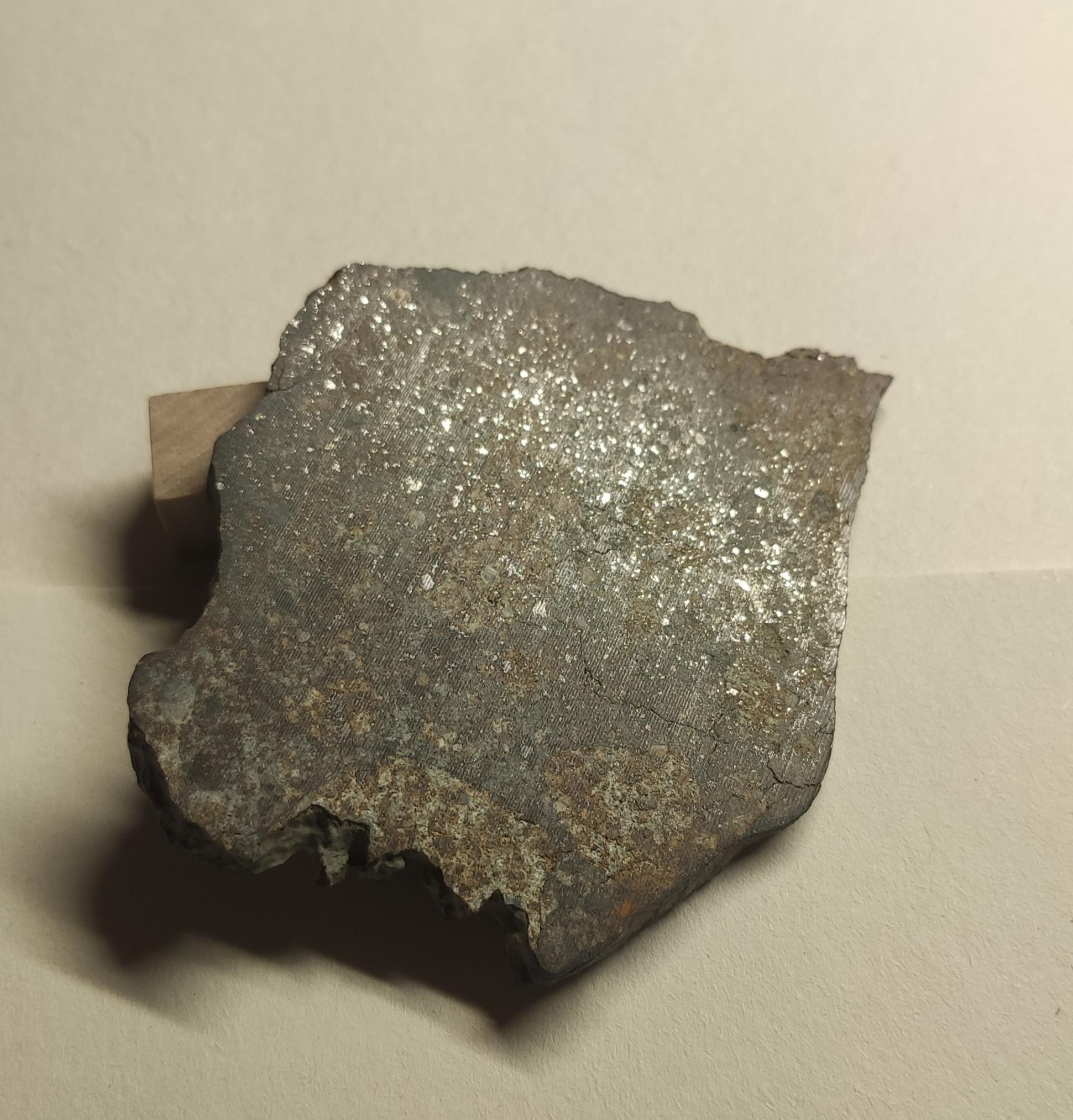 石陨石中的镍铁金属矿脉是如何形成的?