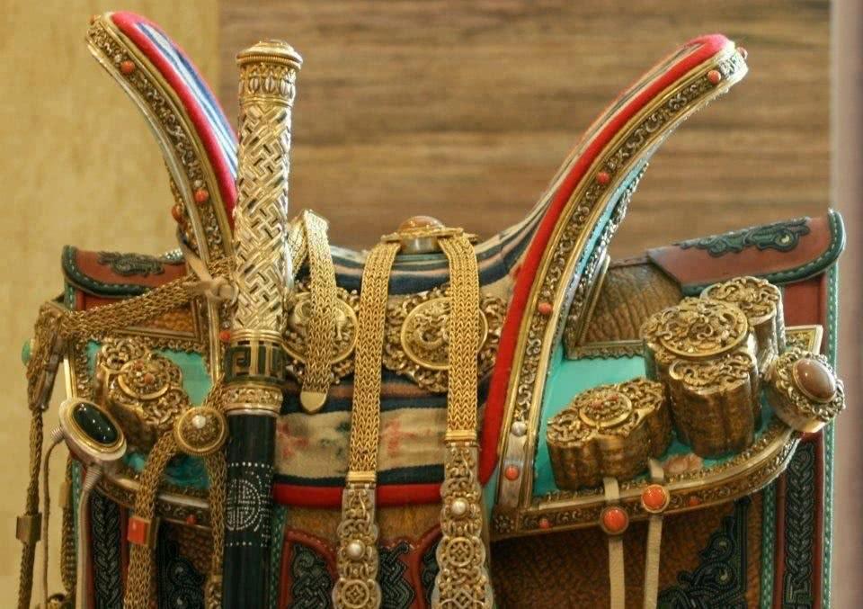 所谓金马鞍,银马鞍等等,都是就马鞍的装饰而言,并不是全用金子和银子