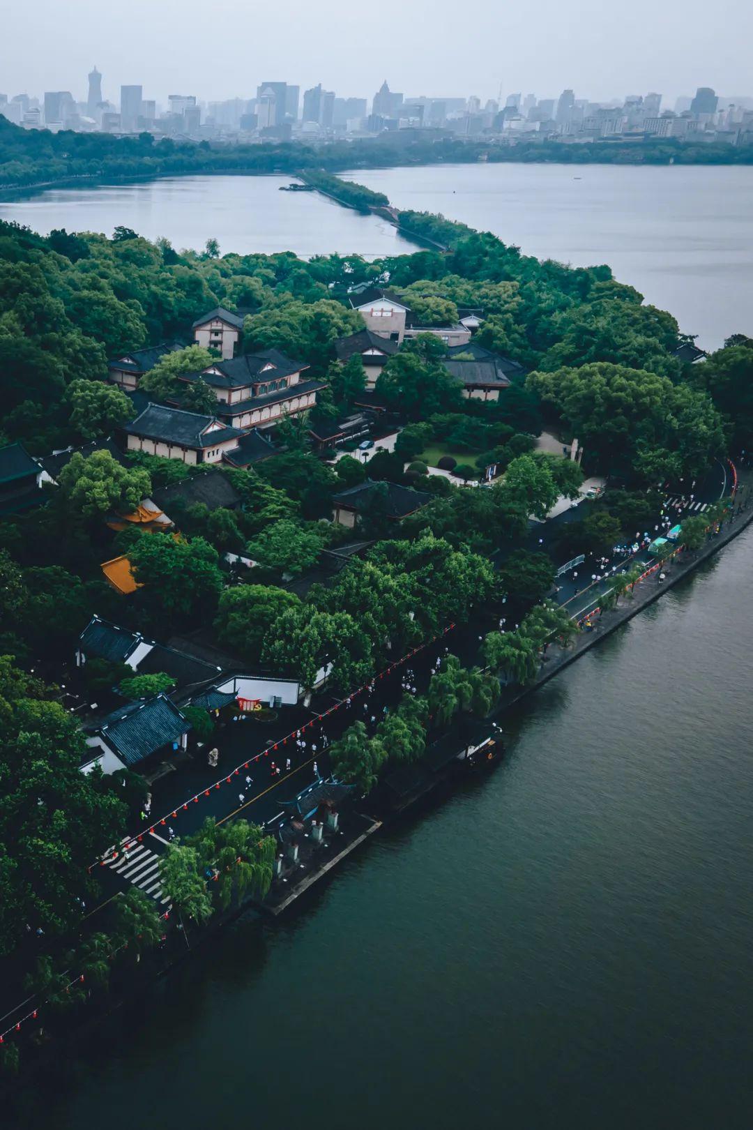 首届杭州女子半马开跑在西子湖畔感受女性运动之美