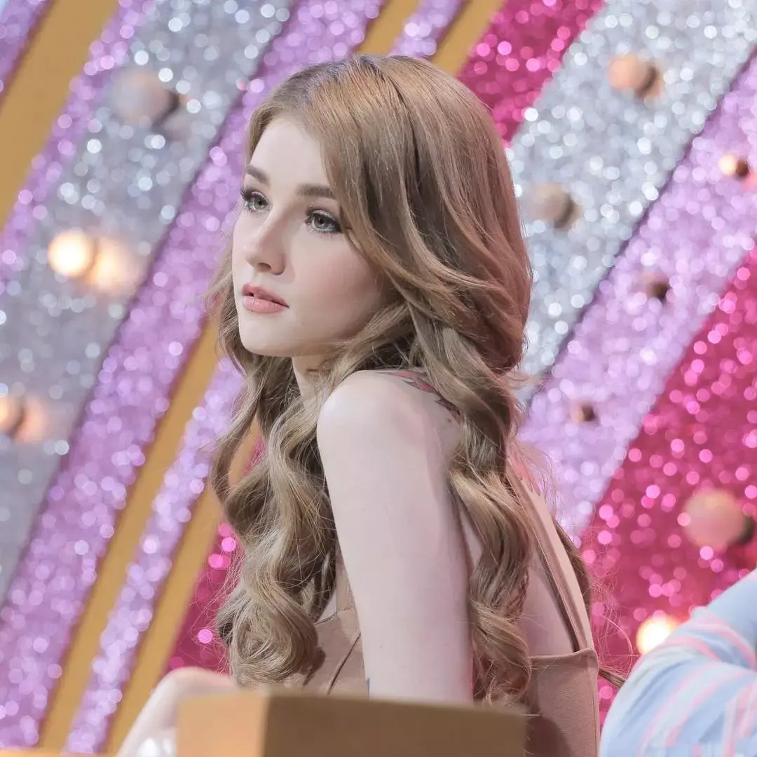 是一位有着爱尔兰血统的泰国麻豆这个天使叫jessie vard真的白到发亮