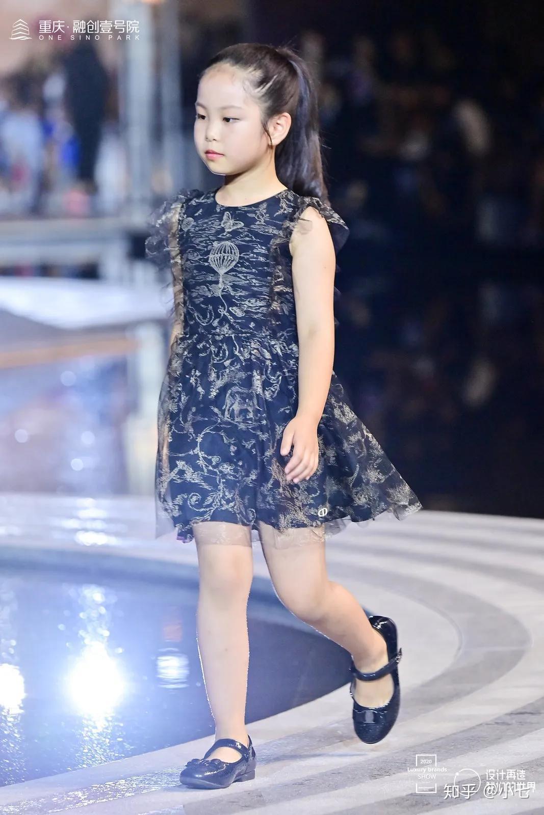 80名小童模踩着小猫步在壹号院示范区"观澜"水面的黑色小径上鱼贯而行