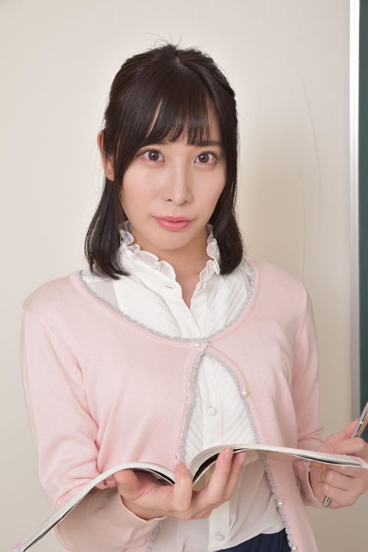 日本女教师穿搭蕾丝短袜搭蓝色蕾丝裙与白色花翎衬衫性感与成熟并存