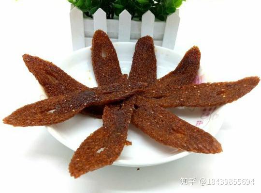 有一种辣条菱形的,中间是一个菱形的空洞,一包两块钱,有二十多片,这是