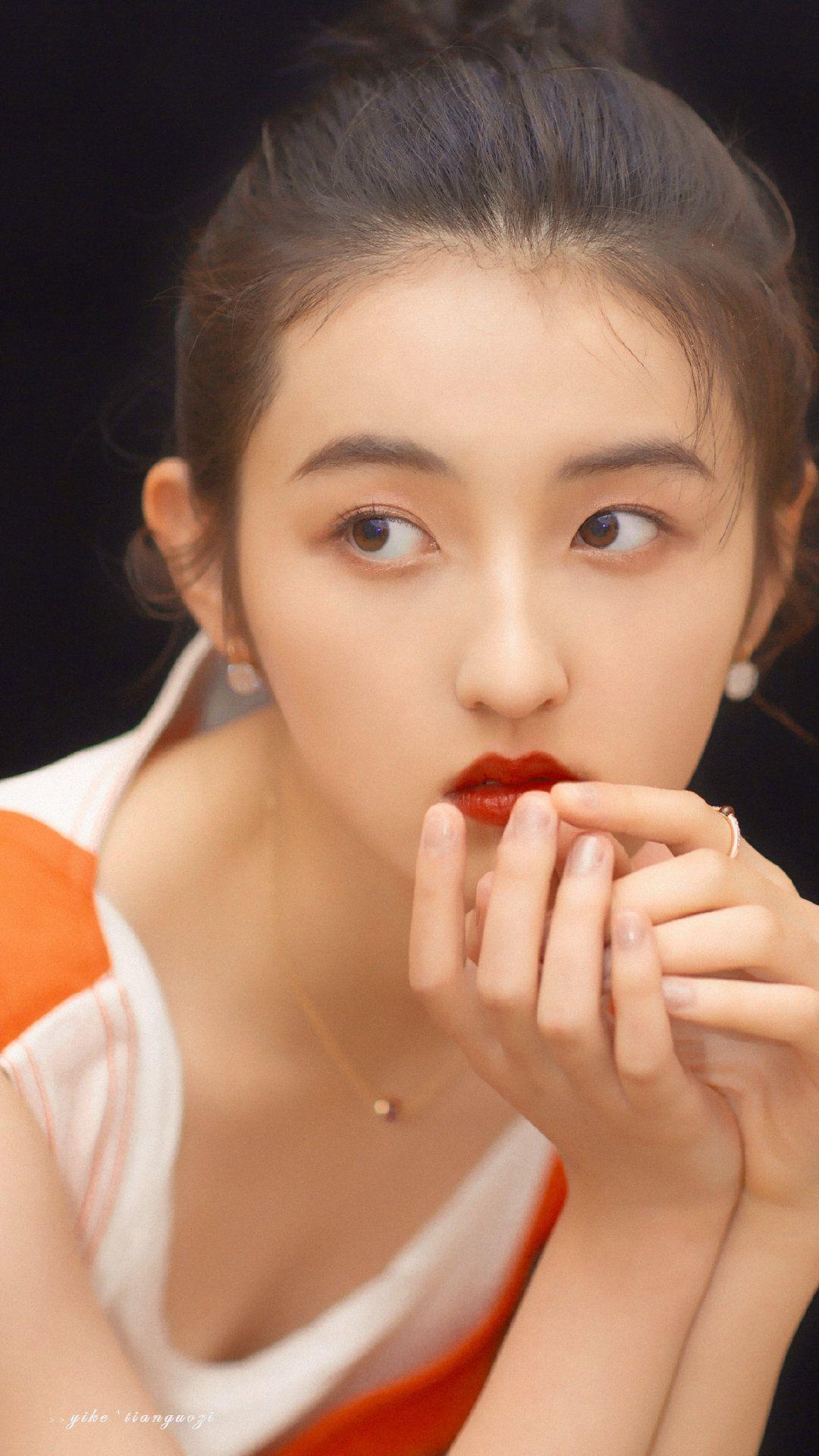 有无张子枫无水印高清的照片呀