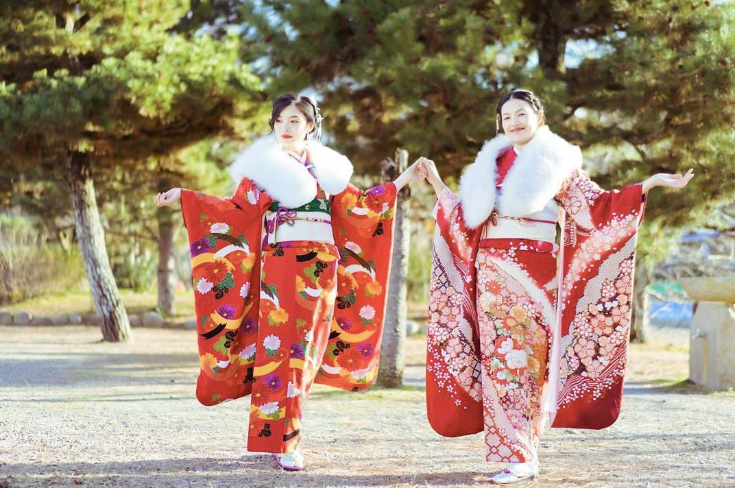 姿势无论坐姿,站姿,都应抬头挺胸,动作轻缓优雅,走路宜小碎步,迈大步