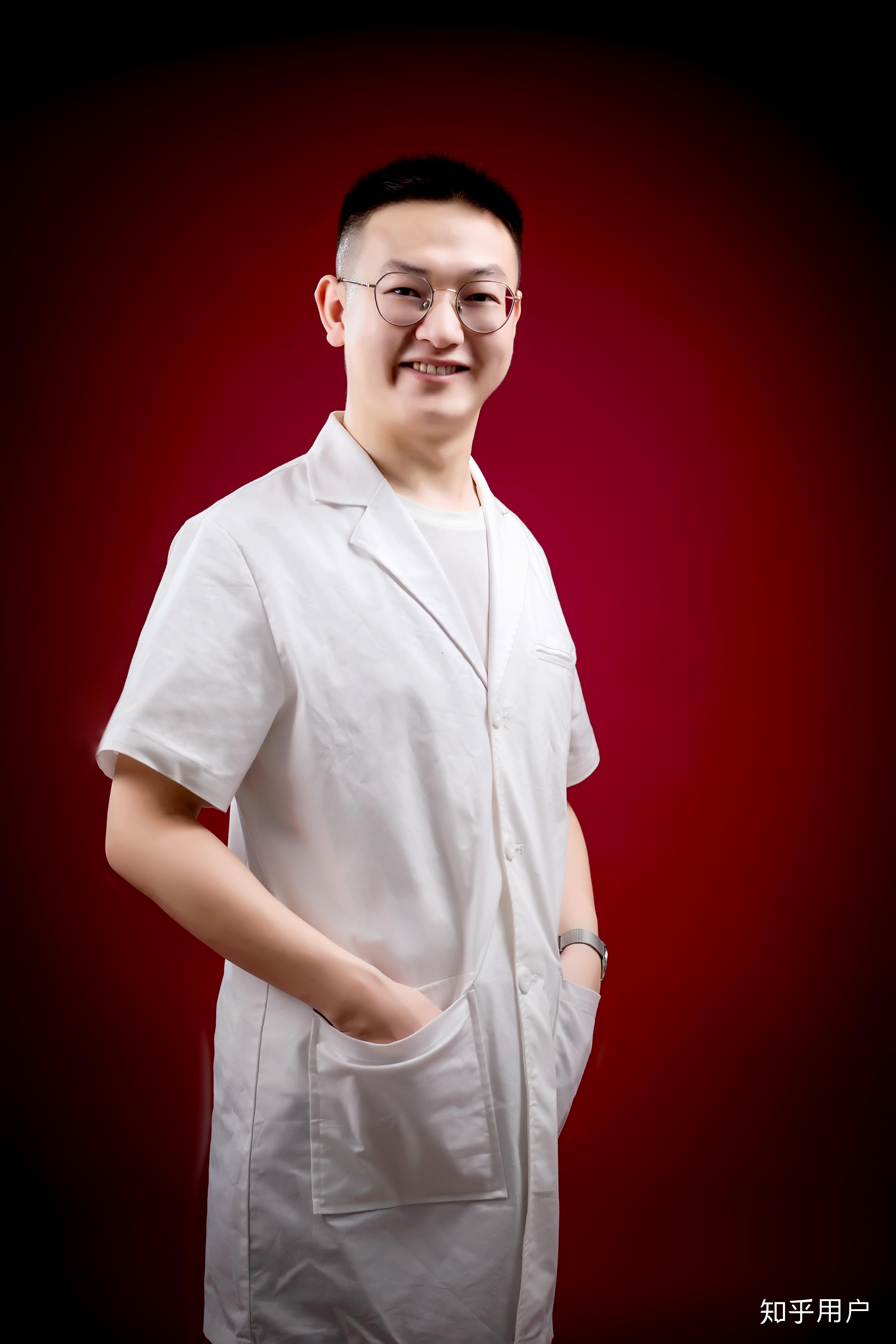 可以分享干净挺拔的白大褂医生的照片吗? - 知乎