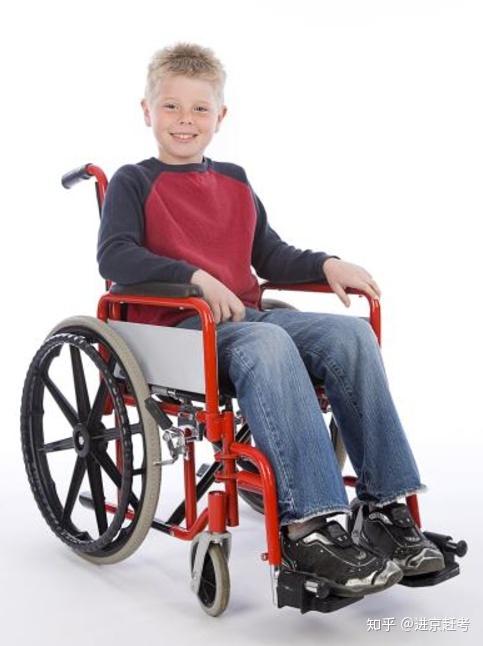 儿童轮椅只是在尺寸上略有调整,承重稍小,靠垫与坐垫的印花更偏活泼