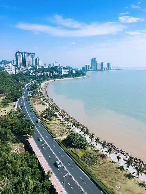 沿路有很多著名景點,比如珠海漁女,燈塔,貝殼大劇院,觀澳平臺等等.