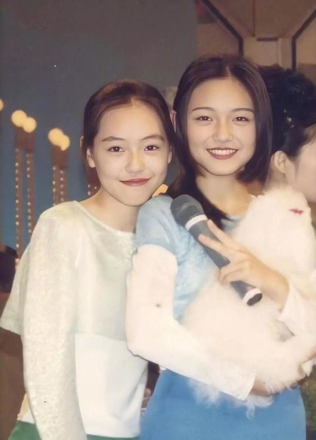 ai证件照女生 v2-f8b8f9a944e4d6b1b4a6a2c8ca99ddbf_1440w.jpg?source=172ae18b