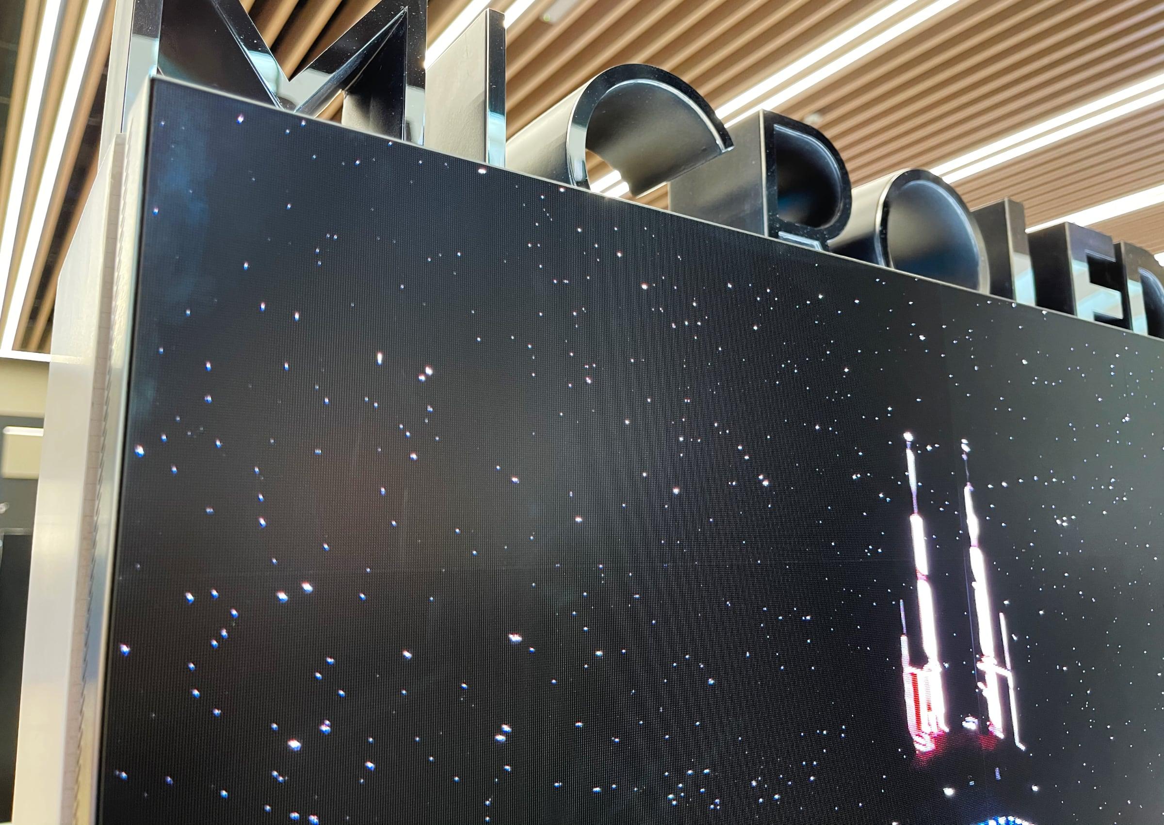 都比较深邃,但当靠近观看时,拼接缝会比较明显,这块屏幕是磨砂表面