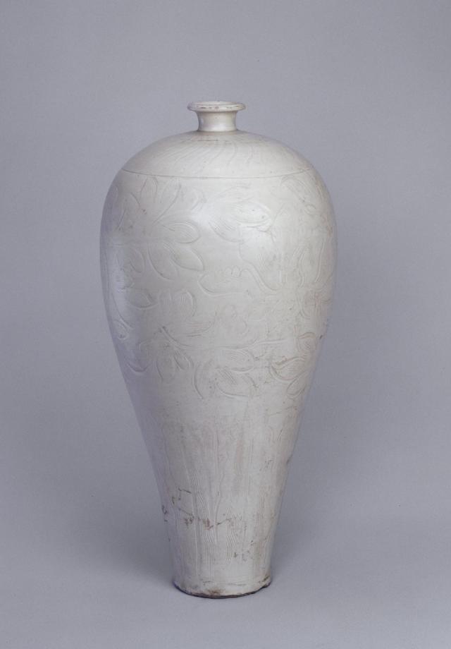 宋 定窑白釉刻花花卉纹梅瓶