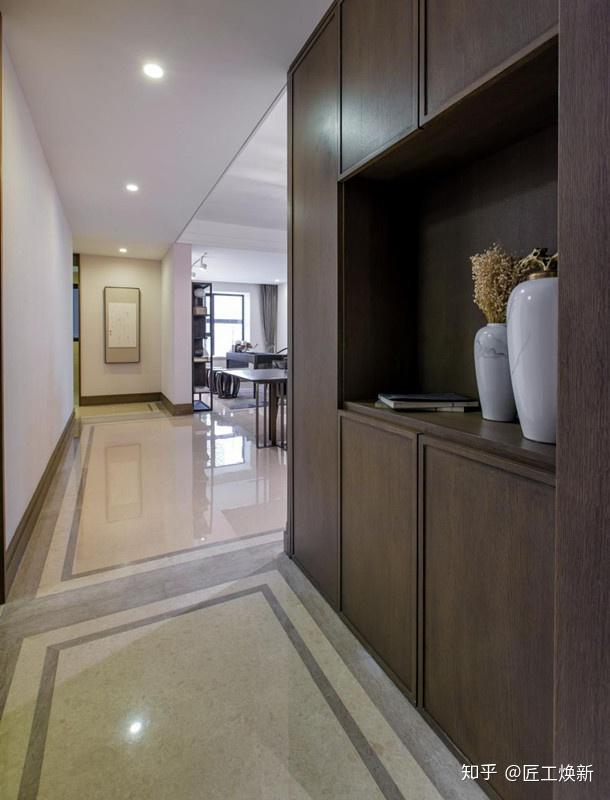 咖啡色的波打线,让玄关看起来柔和许多,搭配暖色系的墙面,看着就舒服.