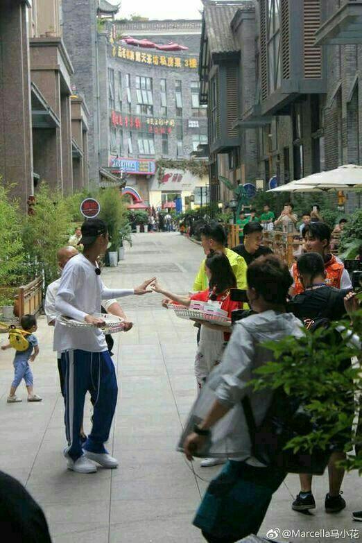 有没有路人粉能谈一谈对赵丽颖吴亦凡的看法