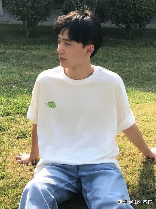 但是白起来是真的帅啊皮肤稍微白一点的人,多多少少都会跟帅哥沾点边