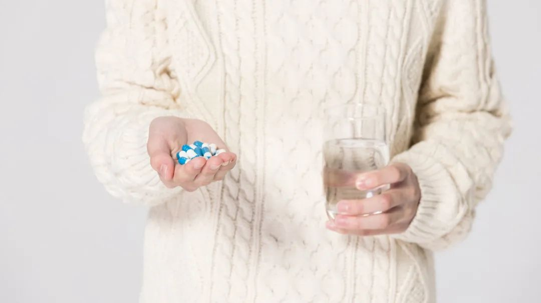 站着吃药最科学,躺着吃药不可取站立是最科学的服药姿势.