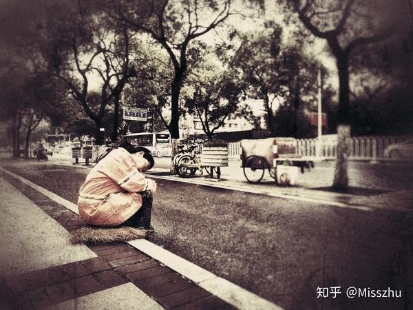 第一次写,大年初一看到一个清洁工人累的睡着了,找了个好角度拍下来