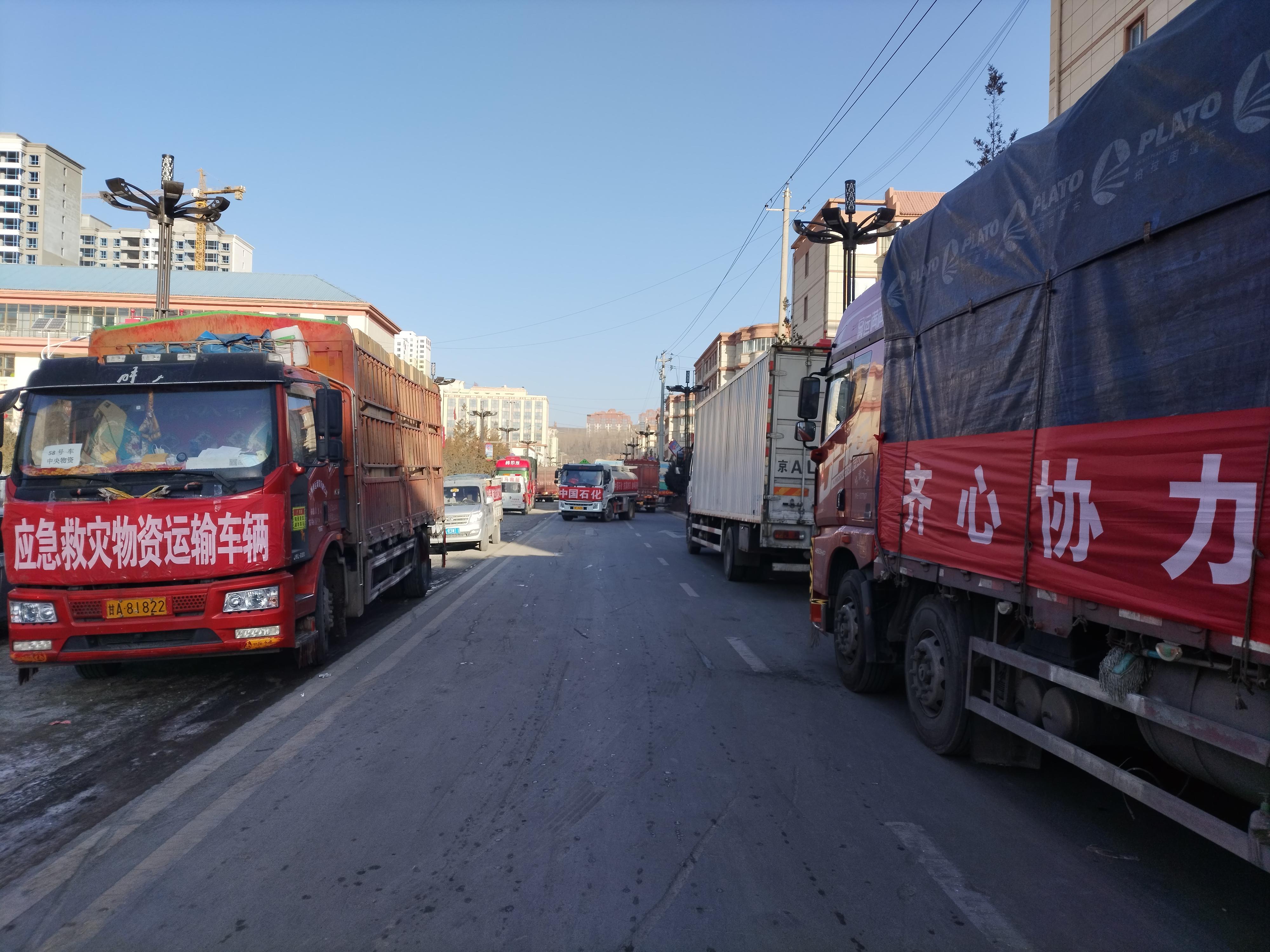 灾区现场:积石山县城随处可见运送救灾物资车辆