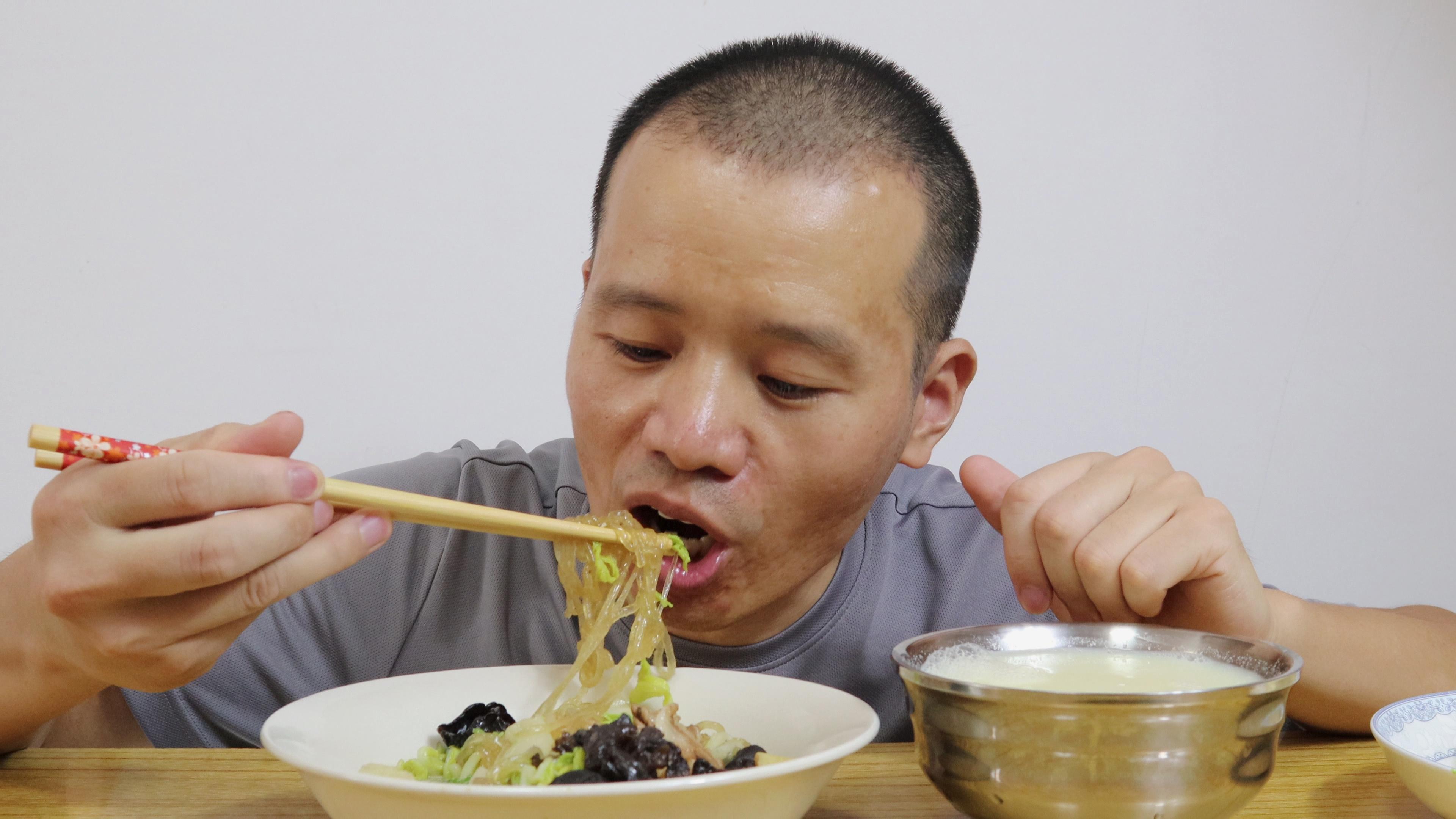 影視裡的大鍋飯大廚掌勺白菜豆腐一鍋燴老百姓一人一碗都說香