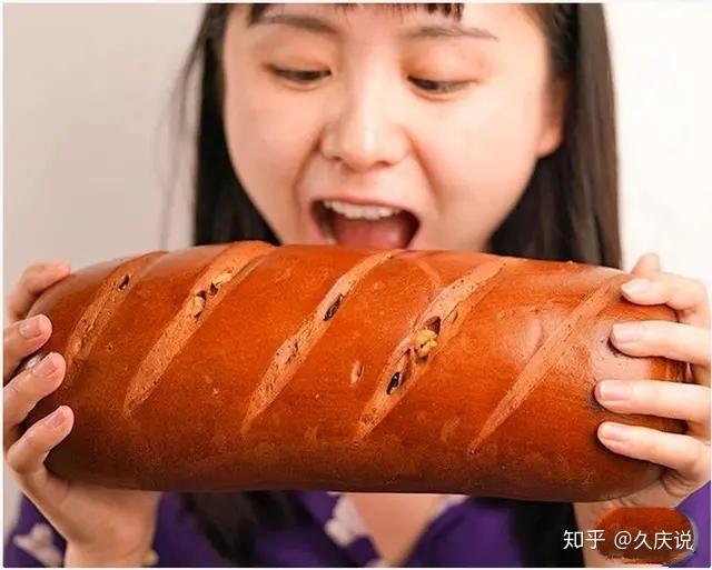 来自俄罗斯的原味大列巴一个有5斤重后来输给新疆果味大列巴