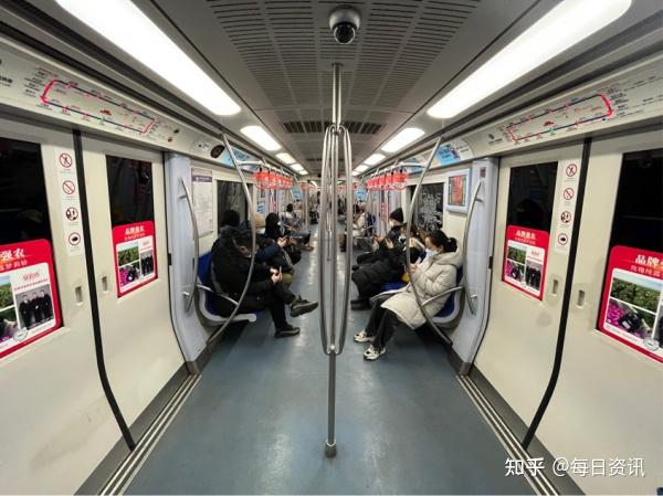 梦莉娇亮相北京地铁二号线"乡村振兴"主题专列,穿越长安街向新时代致