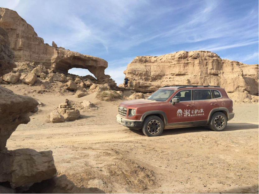 橙各色哈弗大狗組成的車隊一行氣勢洶湧,勇往直前,出沒在塵霧沙暴之中