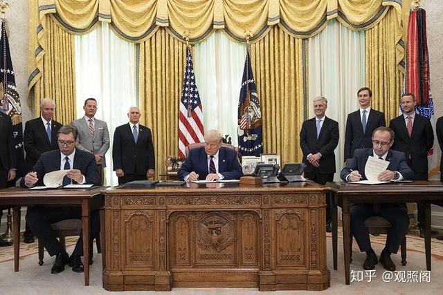 而另两位与会者:塞尔维亚总统武契奇,科索沃"总理"霍蒂,则被挤到了