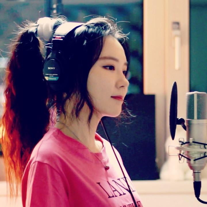 fla小姐姐的正面照片或者素颜 ?